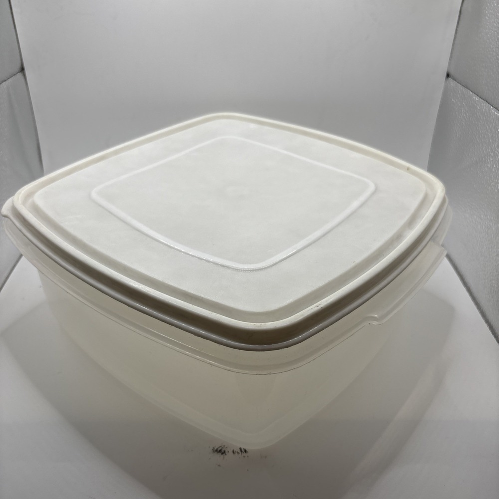 Rubbermaid Servin Saver #4 Storage Container Square White Lid 19 Cups USA
